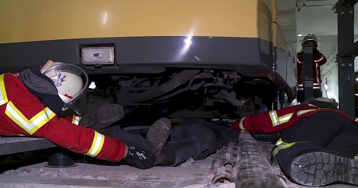 Feuerwehr übt im UBahnTunnel den Ernstfall Baden TV